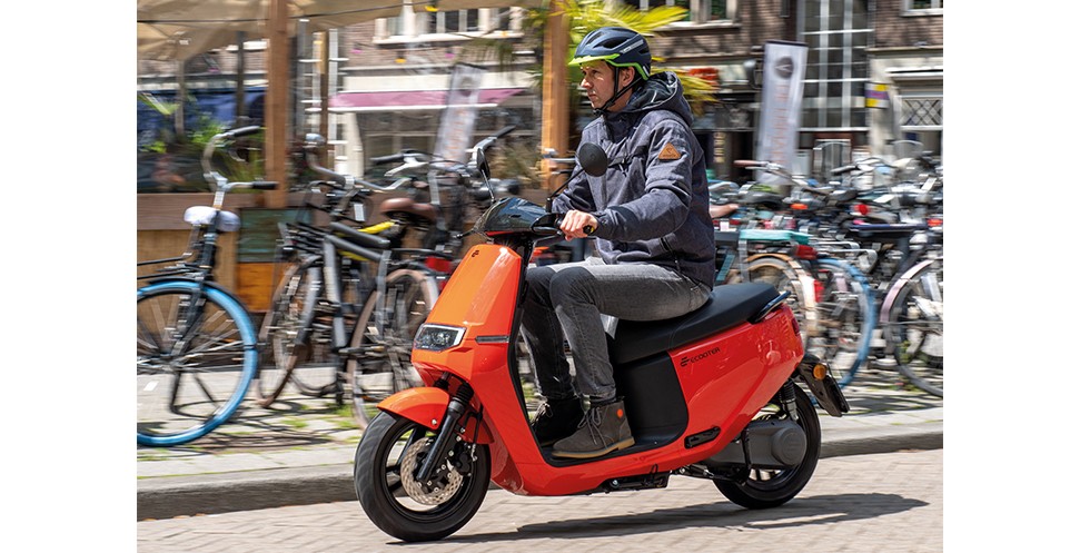 Dragen van een op een snorfiets per 1 januari 2023 verplicht | Scooterbelang